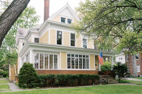 Photo of 2401 Robinwood Avenue, Toledo, OH 43620 (MLS # 10008198)