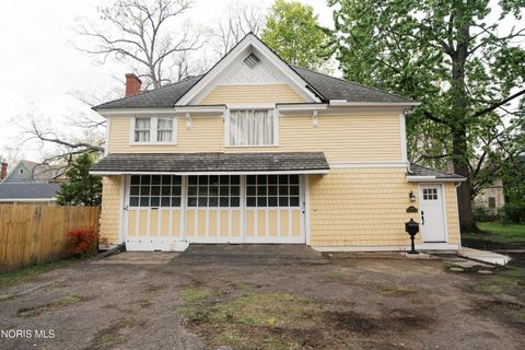 Tiny photo for 2401 Robinwood Avenue, Toledo, OH 43620 (MLS # 10008198)