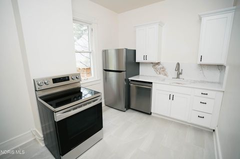 Tiny photo for 2401 Robinwood Avenue, Toledo, OH 43620 (MLS # 10008198)