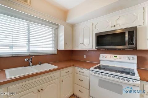 Tiny photo for 2148 Richards Road #Apt 6, Ottawa Hills, OH 43606 (MLS # 10007687)