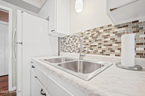 Tiny photo for 4025 Sherwood Forest Manor Road #Apt 4, Toledo, OH 43623 (MLS # 10001785)