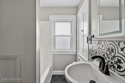 Tiny photo for 5848 Acoma Drive, Toledo, OH 43623 (MLS # 10000657)