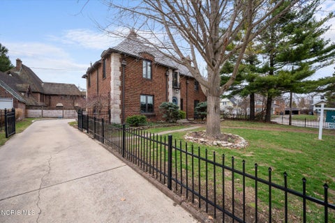 Tiny photo for 2157 Shenandoah Road, Toledo, OH 43607 (MLS # 10008679)