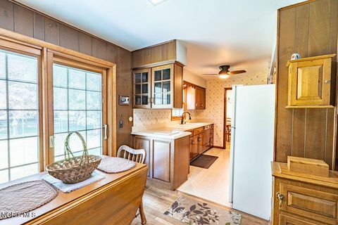 Tiny photo for 2012 Belvedere Drive, Toledo, OH 43614 (MLS # 10007971)