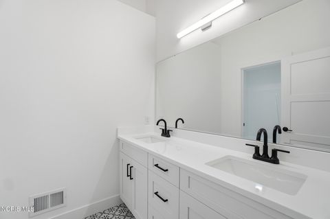 Tiny photo for 11 Hawthorne Crossing Xing, Perrysburg, OH 43551 (MLS # 10005677)