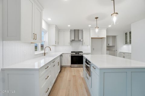 Tiny photo for 11 Hawthorne Crossing Xing, Perrysburg, OH 43551 (MLS # 10005677)