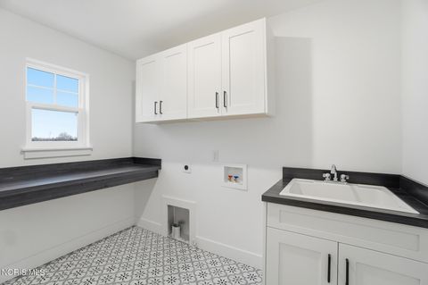 Tiny photo for 11 Hawthorne Crossing Xing, Perrysburg, OH 43551 (MLS # 10005677)