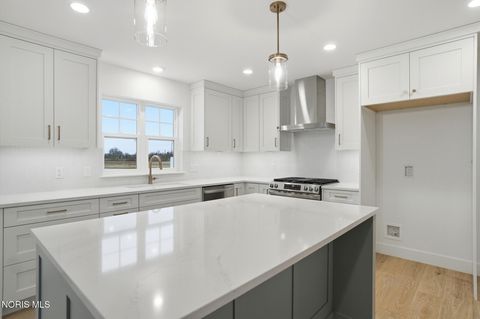 Tiny photo for 11 Hawthorne Crossing Xing, Perrysburg, OH 43551 (MLS # 10005677)