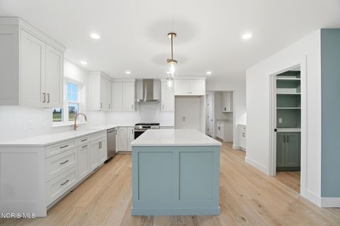 Tiny photo for 11 Hawthorne Crossing Xing, Perrysburg, OH 43551 (MLS # 10005677)