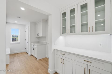 Tiny photo for 11 Hawthorne Crossing Xing, Perrysburg, OH 43551 (MLS # 10005677)