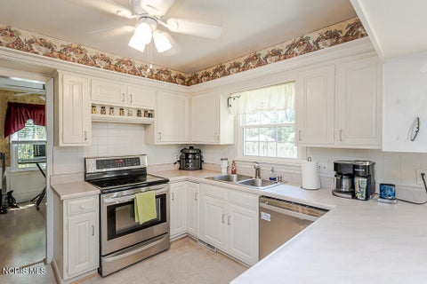Tiny photo for 888 Bexley Drive, Perrysburg, OH 43551 (MLS # 10010062)