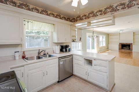 Tiny photo for 888 Bexley Drive, Perrysburg, OH 43551 (MLS # 10010062)