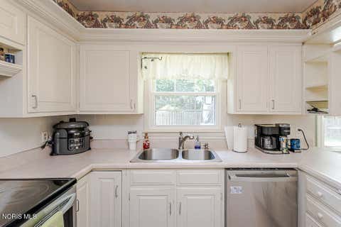 Tiny photo for 888 Bexley Drive, Perrysburg, OH 43551 (MLS # 10010062)