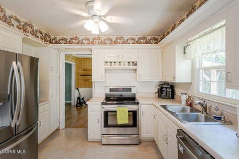 Tiny photo for 888 Bexley Drive, Perrysburg, OH 43551 (MLS # 10010062)