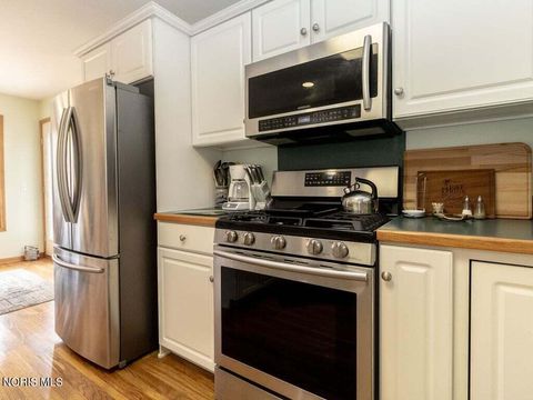 Tiny photo for 532 Georgetown Drive, Oregon, OH 43616 (MLS # 10005568)