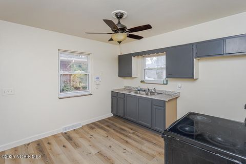 Tiny photo for 2332 Airline Avenue, Toledo, OH 43609 (MLS # 10000893)