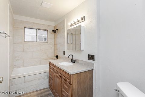 Tiny photo for 2332 Airline Avenue, Toledo, OH 43609 (MLS # 10000893)