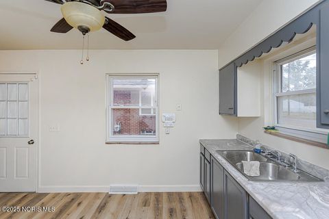 Tiny photo for 2332 Airline Avenue, Toledo, OH 43609 (MLS # 10000893)