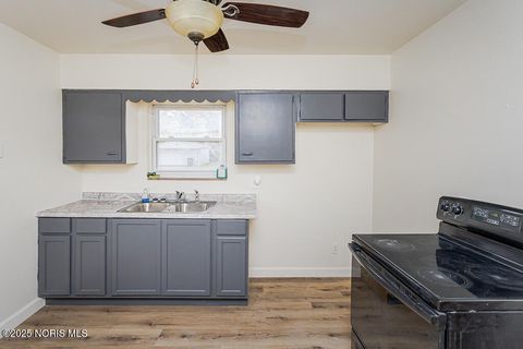 Tiny photo for 2332 Airline Avenue, Toledo, OH 43609 (MLS # 10000893)