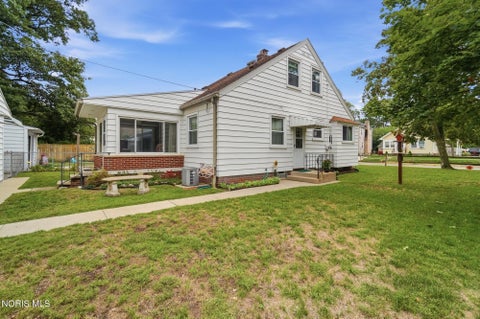 Tiny photo for 2660 Oak Grove Place, Toledo, OH 43613 (MLS # 10011795)