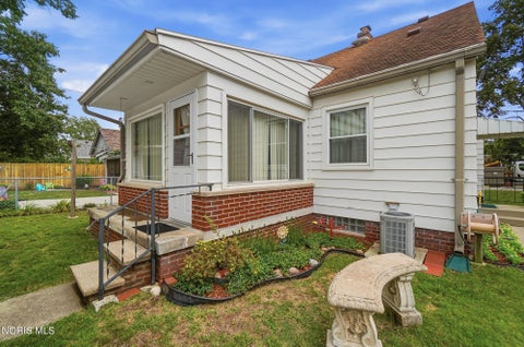 Tiny photo for 2660 Oak Grove Place, Toledo, OH 43613 (MLS # 10011795)