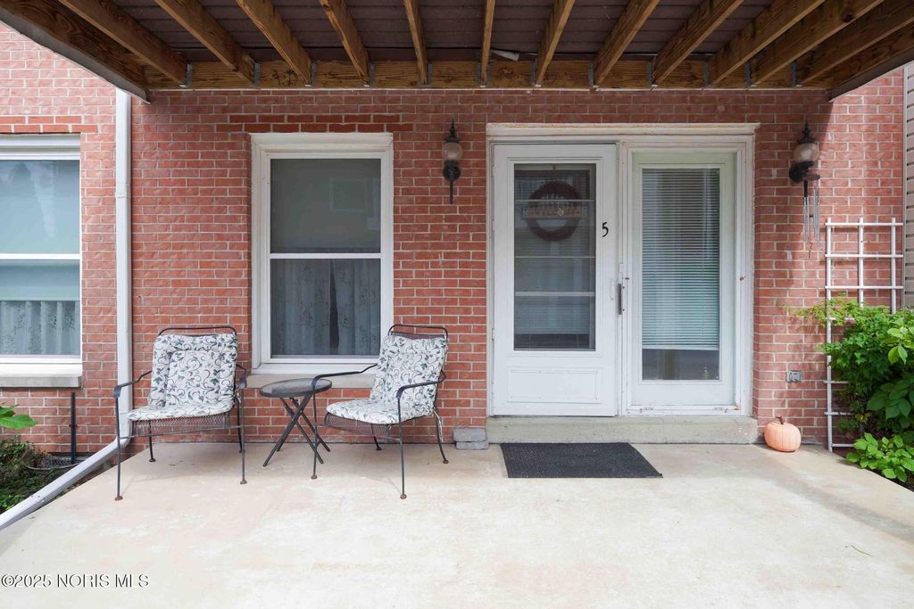 Photo for 1932 Queenswood Drive #Apt U-5, Findlay, OH 45840 (MLS # 10000488)