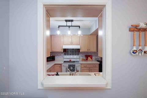 Tiny photo for 1932 Queenswood Drive #Apt U-5, Findlay, OH 45840 (MLS # 10000488)