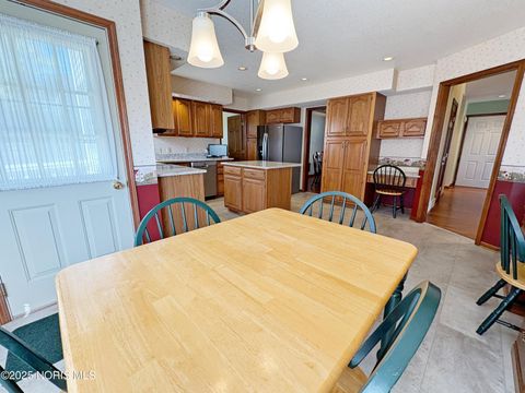Tiny photo for 853 Champagne Avenue, Bowling Green, OH 43402 (MLS # 10000259)