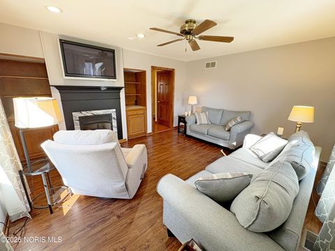 Tiny photo for 853 Champagne Avenue, Bowling Green, OH 43402 (MLS # 10000259)
