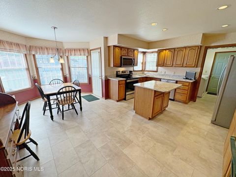 Tiny photo for 853 Champagne Avenue, Bowling Green, OH 43402 (MLS # 10000259)