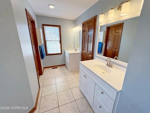 Tiny photo for 853 Champagne Avenue, Bowling Green, OH 43402 (MLS # 10000259)