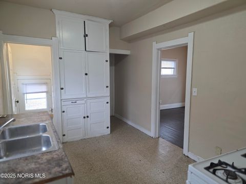 Tiny photo for 420 E Oakland Street, Toledo, OH 43608 (MLS # 10002404)