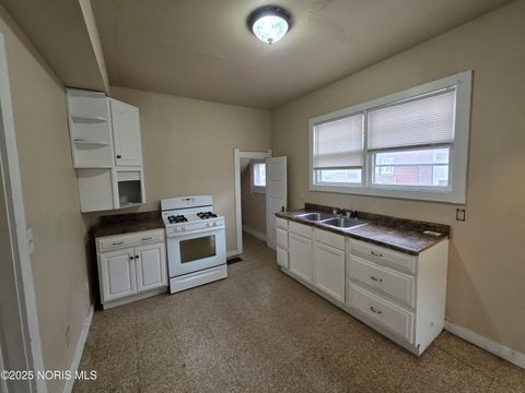 Tiny photo for 420 E Oakland Street, Toledo, OH 43608 (MLS # 10002404)