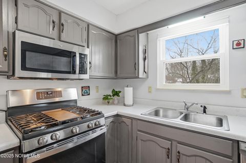 Tiny photo for 622 Normandie Boulevard, Bowling Green, OH 43402 (MLS # 10002210)