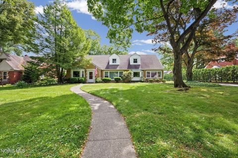 Photo of 2806 Meadowwood Drive, Toledo, OH 43606 (MLS # 10008971)