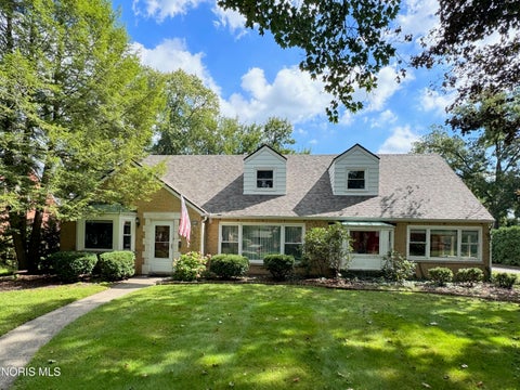 Photo of 2806 Meadowwood Drive, Toledo, OH 43606 (MLS # 10008971)