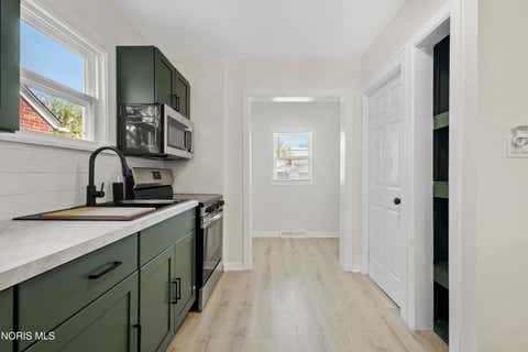 Tiny photo for 1039 Wright Avenue, Toledo, OH 43609 (MLS # 10011621)