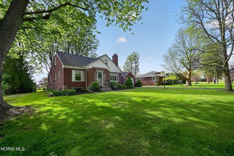 Photo of 564 S Lallendorf Road, Oregon, OH 43616 (MLS # 10006948)