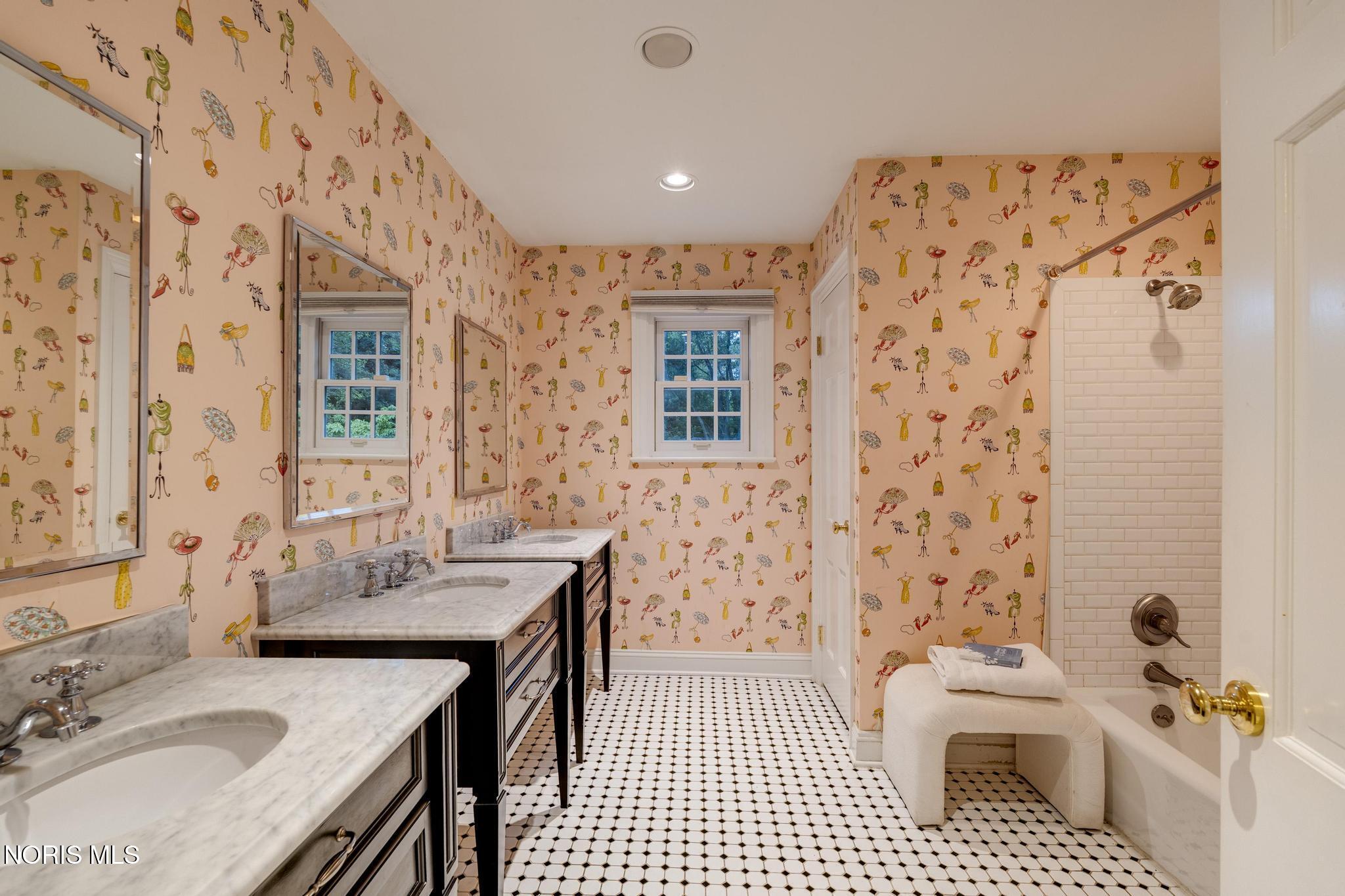 Ottawa Hills, Ohio, 43615, United States, 5 Bedrooms Bedrooms, ,6 BathroomsBathrooms,Residential,Active,2035689