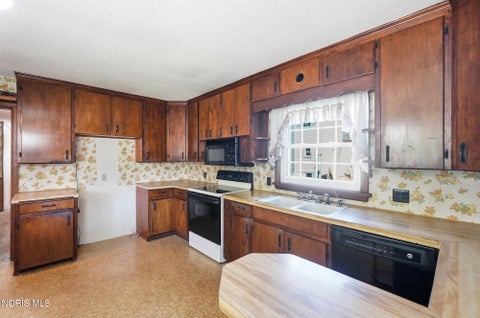 Tiny photo for 401 Clough Street, Bowling Green, OH 43402 (MLS # 10010472)