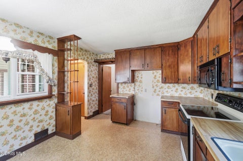 Tiny photo for 401 Clough Street, Bowling Green, OH 43402 (MLS # 10010472)