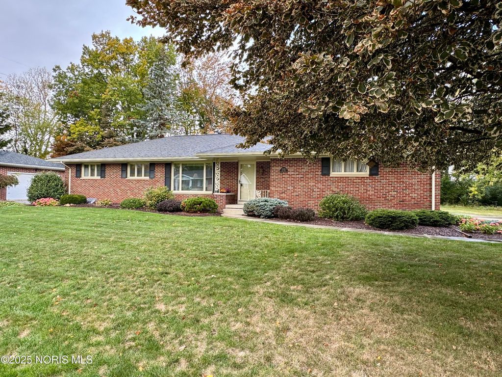 Photo for 2020 Elm Drive, Fremont, OH 43420 (MLS # 10000535)