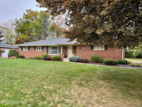 Photo of 2020 Elm Drive, Fremont, OH 43420 (MLS # 10000535) Photo of 2020 Elm Drive, Fremont, OH 43420 (MLS # 10000535)