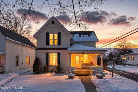 Photo of 622 Walnut Street, Fostoria, OH 44830 (MLS # 10003778)