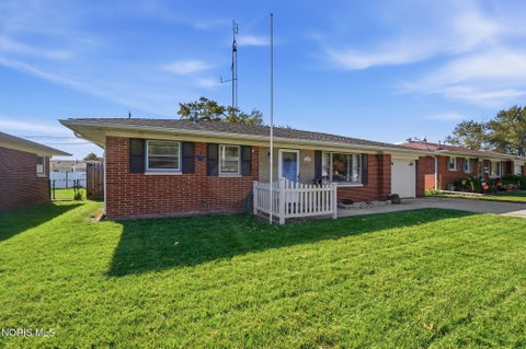 Tiny photo for 1037 Rosedale Street, Maumee, OH 43537 (MLS # 10014311)