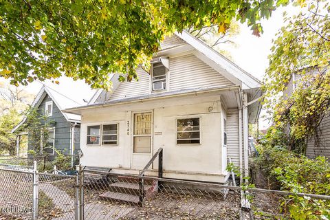 Tiny photo for 2740 Albion Street, Toledo, OH 43610 (MLS # 10006197)