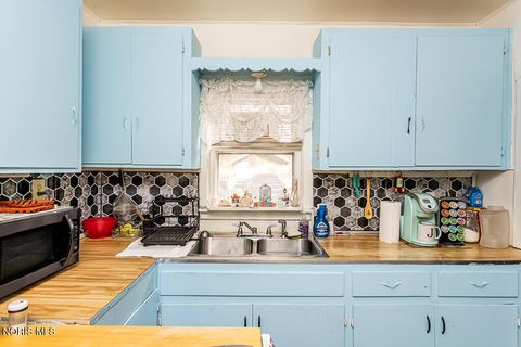 Tiny photo for 2740 Albion Street, Toledo, OH 43610 (MLS # 10006197)