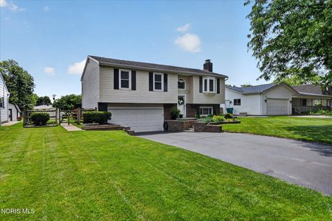 Photo of 551 Indian Ridge Trail, Rossford, OH 43460 (MLS # 10009398)