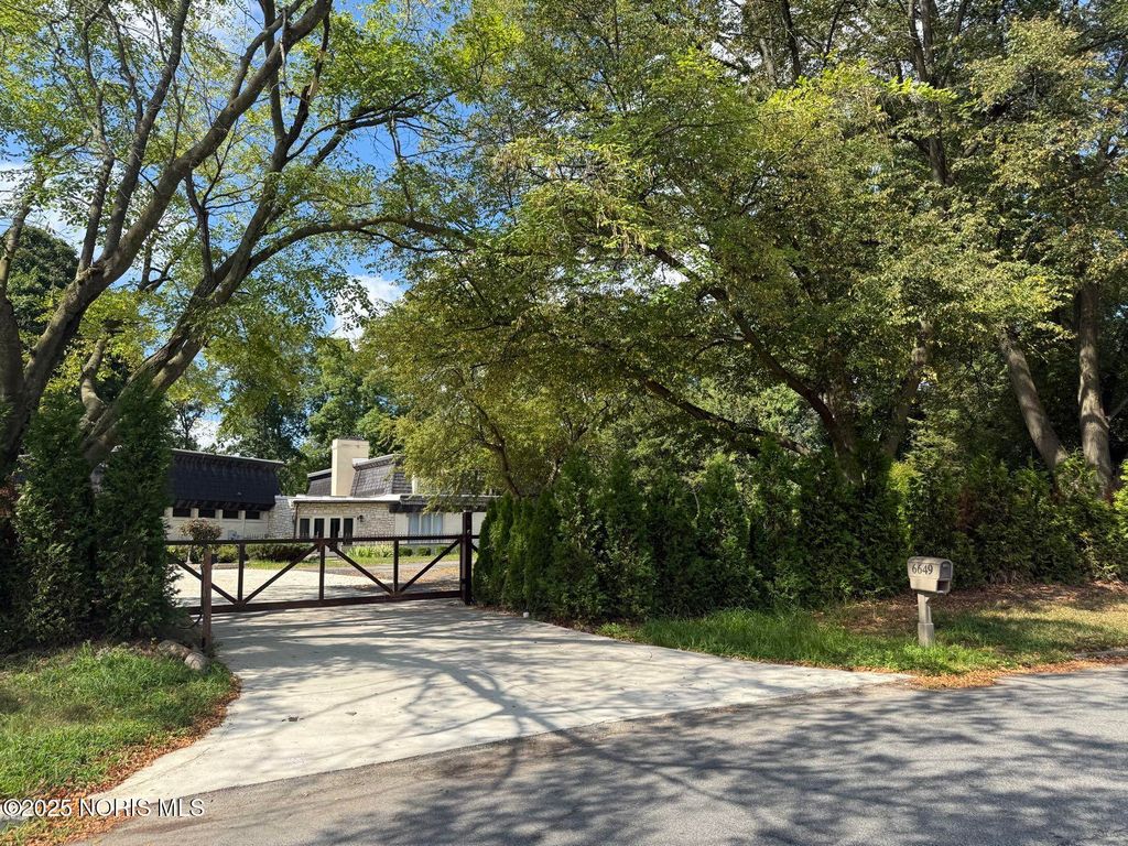 Photo for 6649 Mill Ridge Road, Maumee, OH 43537 (MLS # 10000550)