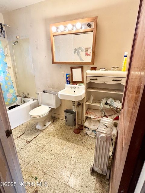 Tiny photo for 203 Eastwood Avenue, Oregon, OH 43616 (MLS # 10000623)